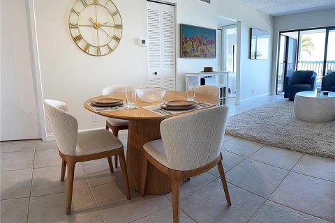 Condo in Saint Petersburg, Florida, 2 bedrooms № 2093043 - photo 10