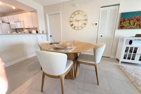 Condo in Saint Petersburg, Florida, 2 bedrooms № 2093043 - photo 11