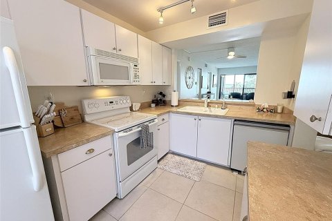 Condo in Saint Petersburg, Florida, 2 bedrooms № 2093043 - photo 14