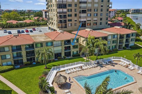 Condo in Saint Petersburg, Florida, 2 bedrooms № 2093043 - photo 24