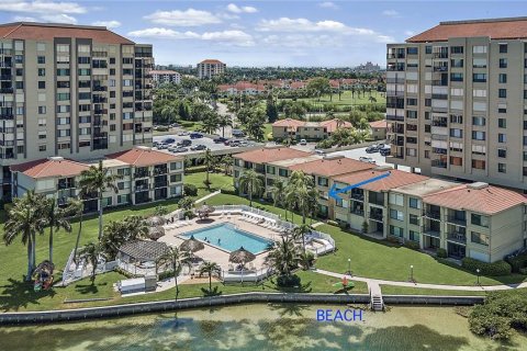 Condo in Saint Petersburg, Florida, 2 bedrooms № 2093043 - photo 23