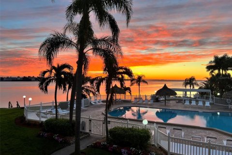 Condo in Saint Petersburg, Florida, 2 bedrooms № 2093043