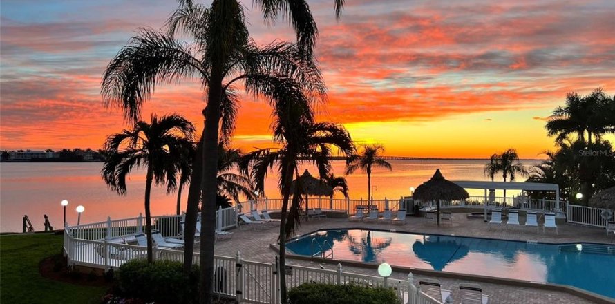 Condo in Saint Petersburg, Florida, 2 bedrooms № 2093043
