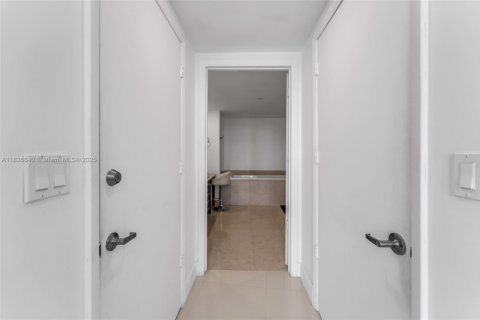 Condo in Miami, Florida, 2 bedrooms  № 1821651 - photo 14