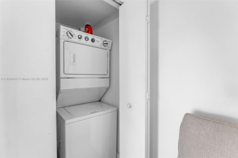 Condo in Miami, Florida, 2 bedrooms  № 1821651 - photo 26