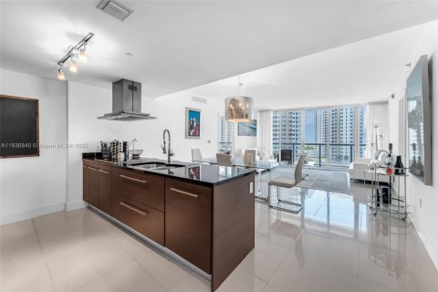 Condo in Miami, Florida, 2 bedrooms  № 1821651 - photo 2