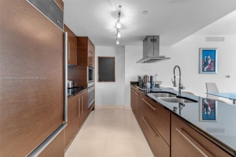 Condo in Miami, Florida, 2 bedrooms  № 1821651 - photo 5