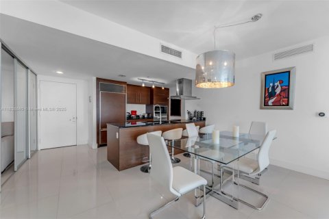 Condo in Miami, Florida, 2 bedrooms  № 1821651 - photo 4