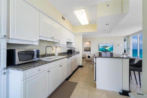 Condo in Miami Beach, Florida, 2 bedrooms  № 1923812 - photo 5