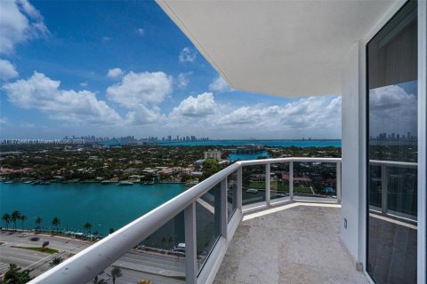 Condo in Miami Beach, Florida, 2 bedrooms  № 1923812 - photo 21