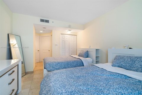 Condo in Miami Beach, Florida, 2 bedrooms  № 1923812 - photo 17