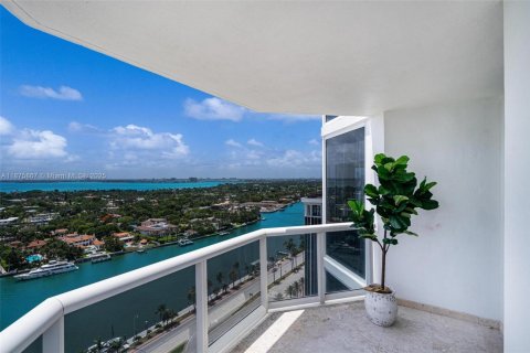Condo in Miami Beach, Florida, 2 bedrooms  № 1923812 - photo 22