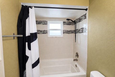 House in Deltona, Florida 4 bedrooms, 147.53 sq.m. № 2236856 - photo 23