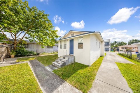 Propiedad comercial en venta en Miami, Florida, 151.9 m2 № 1983748 - foto 16