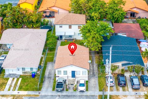 Propiedad comercial en venta en Miami, Florida, 151.9 m2 № 1983748 - foto 1