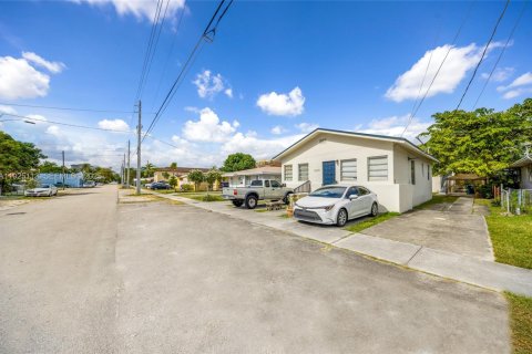 Propiedad comercial en venta en Miami, Florida, 151.9 m2 № 1983748 - foto 12