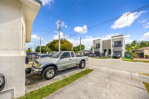 Propiedad comercial en venta en Miami, Florida, 151.9 m2 № 1983748 - foto 17