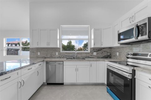 Купить виллу или дом в Майами-Дейд, Флорида 4 спальни, № 2045926 - фото 10