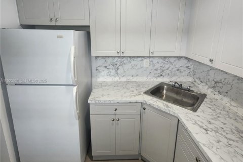 Снять в аренду квартиру в Катлер-Бей, Флорида 1 спальня, 40372.35м2, № 1982337 - фото 4