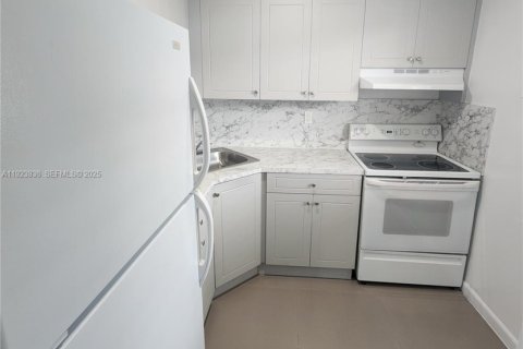 Снять в аренду квартиру в Катлер-Бей, Флорида 1 спальня, 40372.35м2, № 1982337 - фото 2