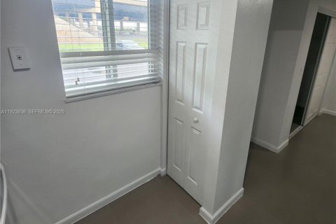 Снять в аренду квартиру в Катлер-Бей, Флорида 1 спальня, 40372.35м2, № 1982337 - фото 5