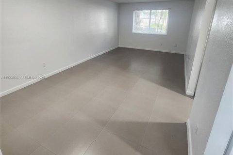 Снять в аренду квартиру в Катлер-Бей, Флорида 1 спальня, 40372.35м2, № 1982337 - фото 1