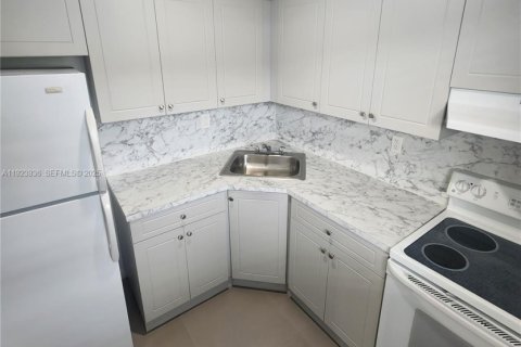 Снять в аренду квартиру в Катлер-Бей, Флорида 1 спальня, 40372.35м2, № 1982337 - фото 3