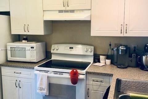 Condo in West Palm Beach, Florida, 2 bedrooms  № 1867909 - photo 3
