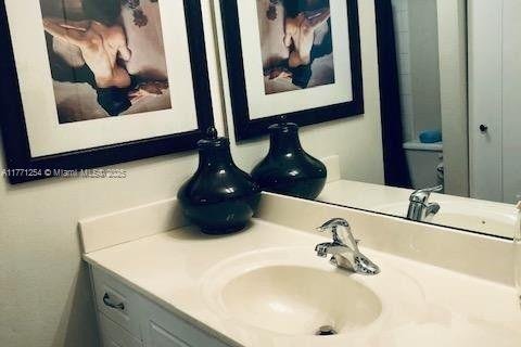 Condo in West Palm Beach, Florida, 2 bedrooms  № 1867909 - photo 5