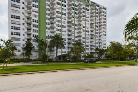 Condo à North Miami, Floride, 1 chambre  № 2079151
