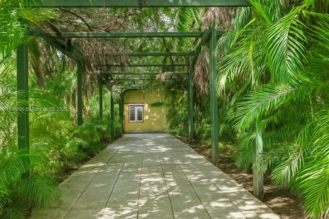 House in Palmetto Bay, Florida 4 bedrooms, 283.26 sq.m. № 1952920 - photo 18