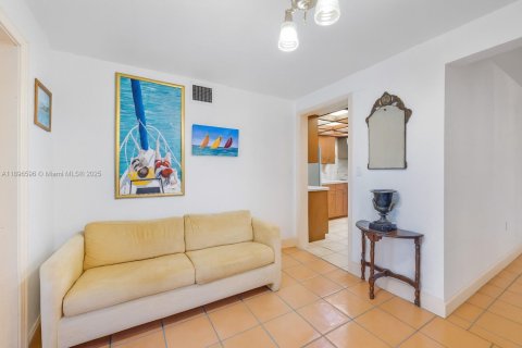 House in Palmetto Bay, Florida 4 bedrooms, 283.26 sq.m. № 1952920 - photo 7