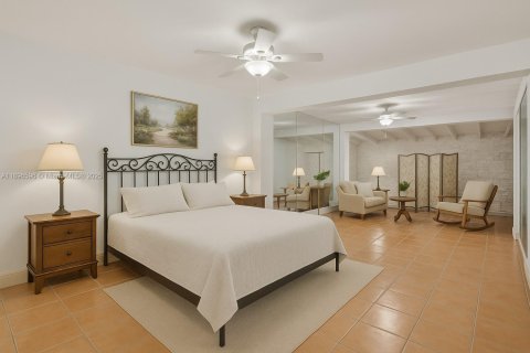 House in Palmetto Bay, Florida 4 bedrooms, 283.26 sq.m. № 1952920 - photo 8