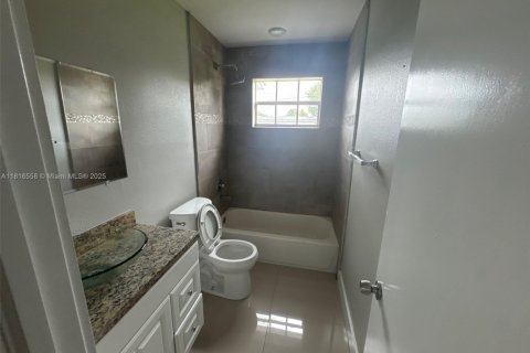 House in Miami Gardens, Florida 3 bedrooms, 95.88 sq.m. № 1770642 - photo 14