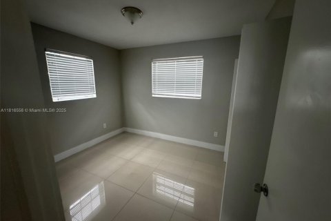 House in Miami Gardens, Florida 3 bedrooms, 95.88 sq.m. № 1770642 - photo 12