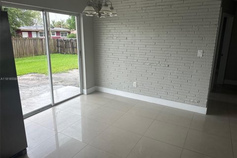 House in Miami Gardens, Florida 3 bedrooms, 95.88 sq.m. № 1770642 - photo 6