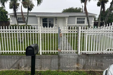 House in Miami Gardens, Florida 3 bedrooms, 95.88 sq.m. № 1770642 - photo 15