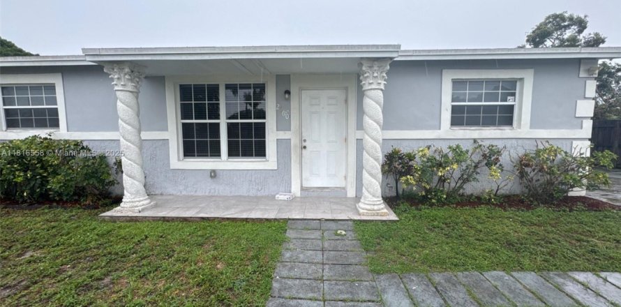 House in Miami Gardens, Florida 3 bedrooms, 95.88 sq.m. № 1770642