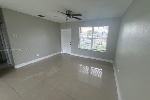 House in Miami Gardens, Florida 3 bedrooms, 95.88 sq.m. № 1770642 - photo 4