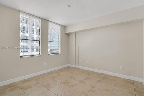Condo in Coral Gables, Florida, 1 bedroom  № 1486147 - photo 12