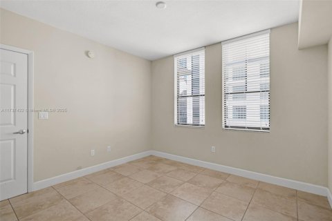 Condo in Coral Gables, Florida, 1 bedroom  № 1486147 - photo 14