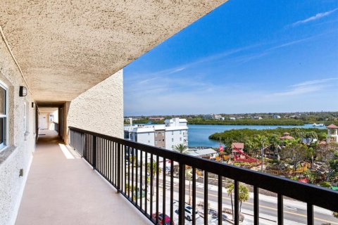 Condo in Indian Shores, Florida, 2 bedrooms № 2093834 - photo 10