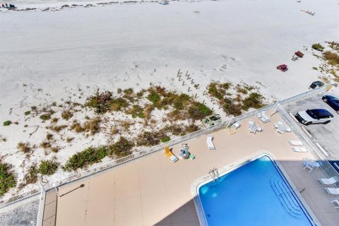 Condo in Indian Shores, Florida, 2 bedrooms № 2093834 - photo 23
