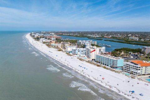 Condo in Indian Shores, Florida, 2 bedrooms № 2093834 - photo 6