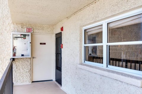 Condo in Indian Shores, Florida, 2 bedrooms № 2093834 - photo 11