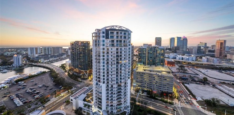 Condo in Tampa, Florida, 3 bedrooms № 2197424