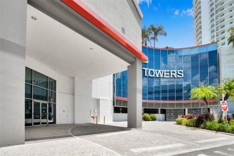Condo in Tampa, Florida, 3 bedrooms № 2197424 - photo 2