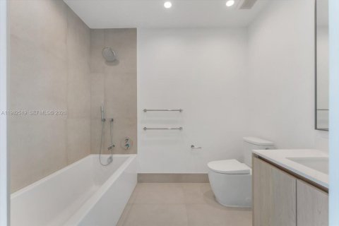 Copropriété à vendre à Bay Harbor Islands, Floride: 2 chambres, 171.96 m2 № 2049203 - photo 8