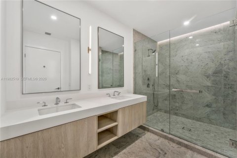 Copropriété à vendre à Bay Harbor Islands, Floride: 2 chambres, 171.96 m2 № 2049203 - photo 11