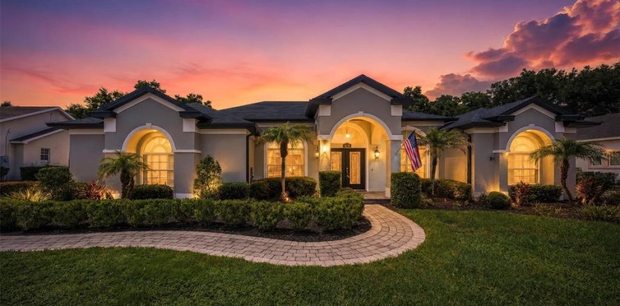 House in Mount Dora, Florida 4 bedrooms, 221.57 sq.m. № 2309007